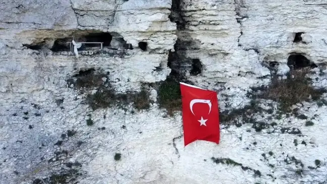 Kıyıköy'deki Mağarada Yaşayan Ahmet Kurt Sosyal Medyada İlgili