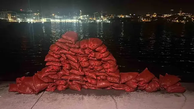 Eminönü Sahilinde Midye Kaçakçılığı Operasyonu