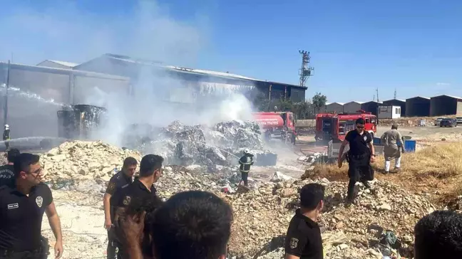 Şanlıurfa'da Geri Dönüşüm Fabrikasında Çıkan Yangın Kontrol Altına Alındı