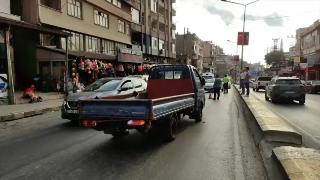 Nakliye tırından düşen kamyonette hasar oluştu