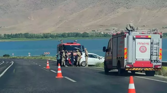 Van'ın Gevaş ilçesinde bariyerlere çarpan otomobilde 2 kişi yaralandı