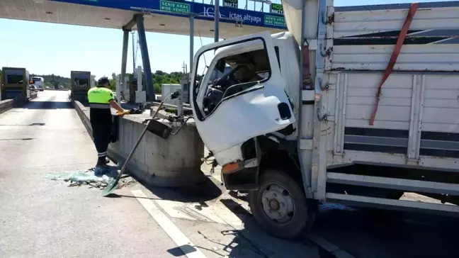 Çekmeköy Kuzey Marmara Otoyolu'nda Kamyonet Kazası: 3 Yaralı