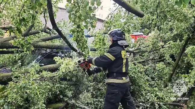 St. Petersburg'ta Fırtına: 1 Kişi Hayatını Kaybetti