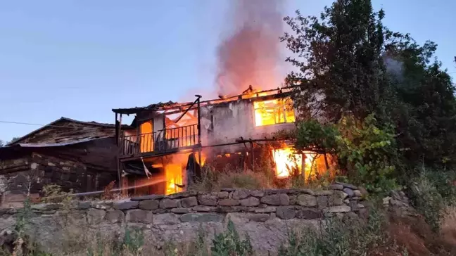 Çankırı'da köyde çıkan yangında 1 ev kullanılamaz hale geldi