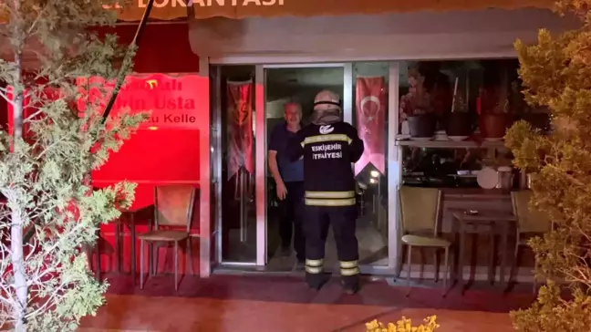 Eskişehir'de bir restoranın baca kısmında çıkan yangın kısa sürede söndürüldü