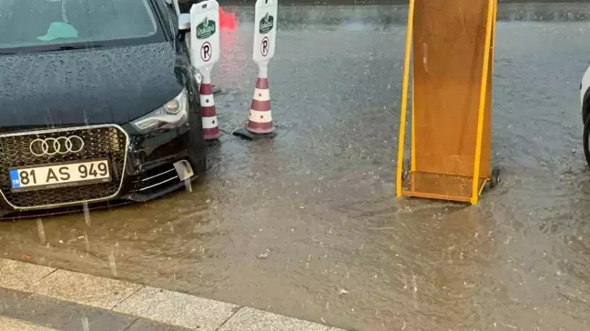 Düzce'de Sağanak Yağmur Yolları Göle Çevirdi