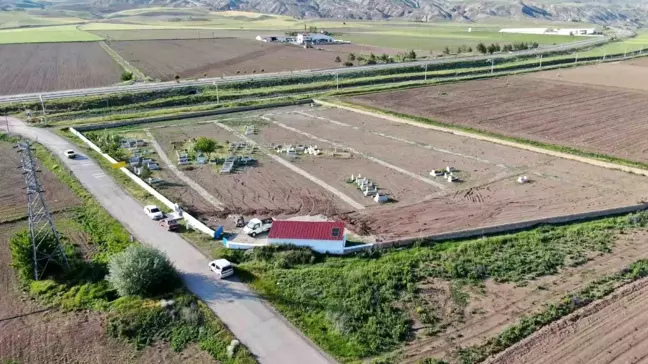 Muhtarlıktan düşürülen kısa süreli muhtar köy mezarlığını güneş enerjisiyle suya kavuşturdu