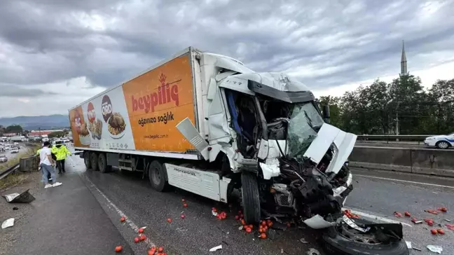 Sakarya'da zincirleme trafik kazası: Anne, baba ve çocuk yaralandı