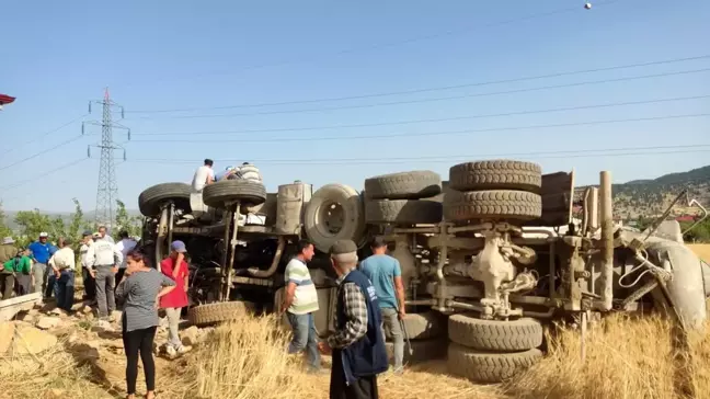 Kahramanmaraş'ta freni patlayan beton mikseri bir evin duvarına çarparak devrildi, sürücüsü yaralandı