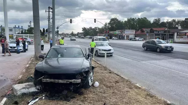 Kartepe'de Otomobil Çarpışması: 3 Yaralı