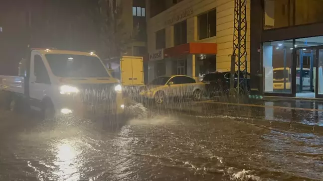 Kars'ta sağanak nedeniyle bazı iş yerlerini su bastı