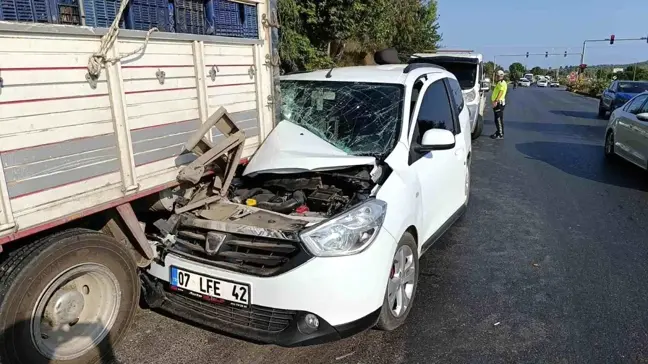 Manavgat'ta Portakal Yüklü Kamyonla Kaza: 1 Yaralı