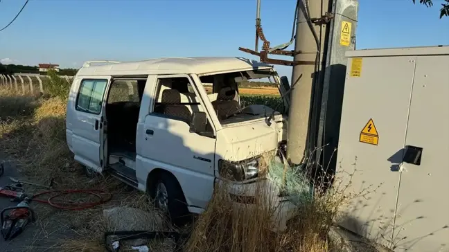 Silivri'de ailelerinden habersiz trafiğe çıkan minibüs kaza yaptı