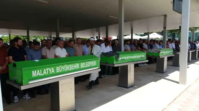 Malatya'da silahlı saldırı sonucu öldürülen aile defin edildi