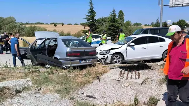 Kütahya'da trafik kazası: 1 ölü, 2 yaralı