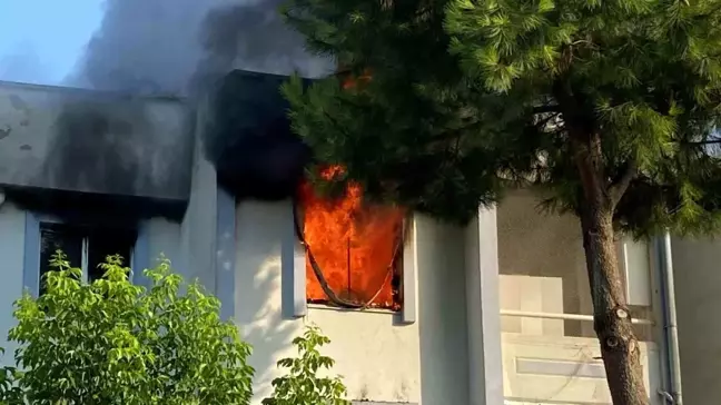 Kartepe'de çıkan yangında uyuyan şahıs komşuları tarafından kurtarıldı