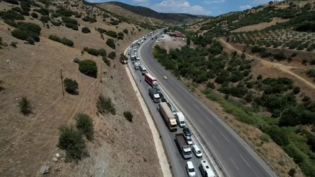 Manisa'da tır kazası: Karayolu trafiğe kapandı