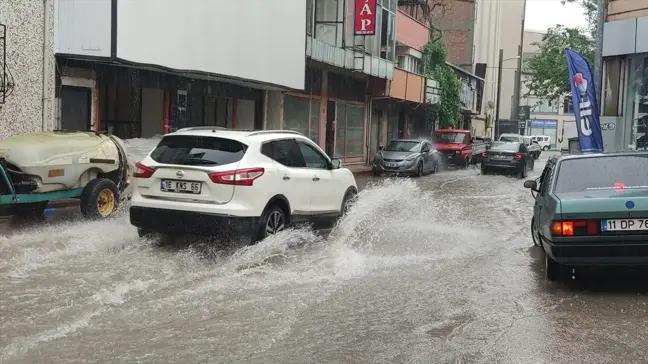 Bursa'da Sağanak Yağış Hayatı Olumsuz Etkiledi