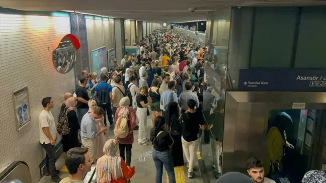 İstanbul'da Emniyet-Fatih Metro İstasyonu'nda Yoğunluk Yaşandı