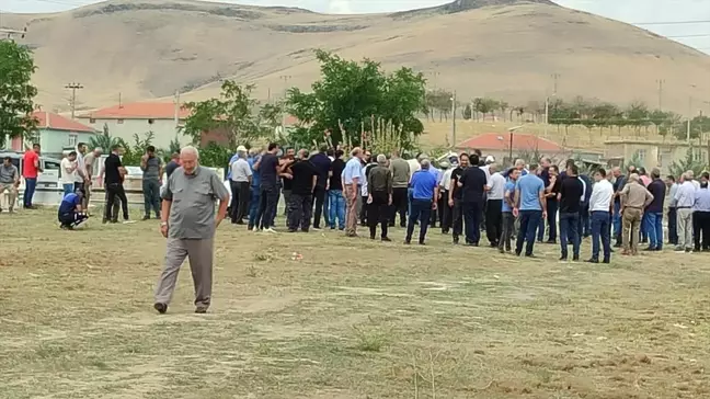 Konya'nın Kulu ilçesinde çıkan ev yangında ölen anne ve oğlu defnedildi