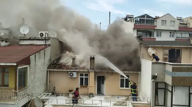 Sinop'un Gerze ilçesinde çatı katında çıkan yangın hasara neden oldu