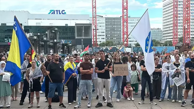 Berlin'de Srebrenitsa Soykırımı'nın 29. yıl dönümünde Gazze'ye destek gösterisi düzenlendi