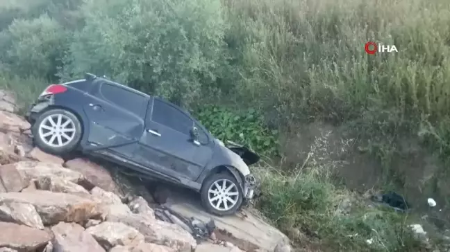 Uçuruma yuvarlanan otomobildeki yaralıları kurtarmak için insan zinciri oluşturdular