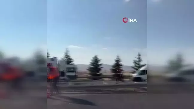 Ankara'da kontrolden çıkan otomobil refüje çarptı: 2 yaralı