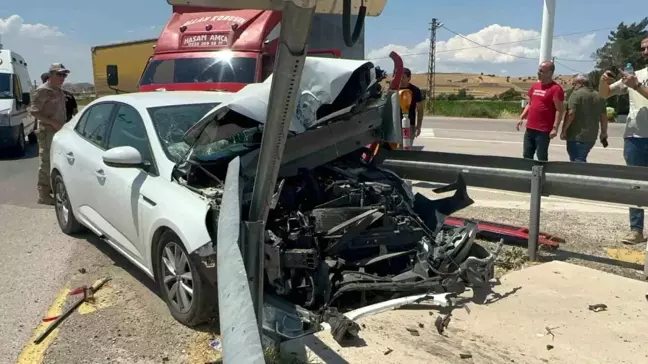 Elazığ'da Kamyon ile Otomobil Çarpıştı: 4 Kişi Yaralandı