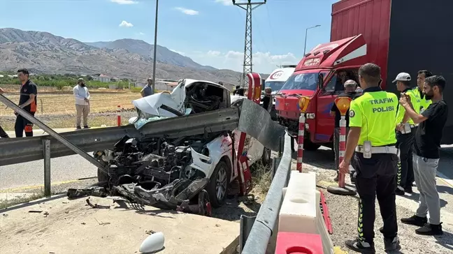 Elazığ'da otomobil ile kamyon çarpışması: 4 yaralı