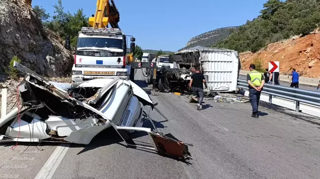 Antalya-Korkuteli Karayolunda Kamyon Kazası: Sürücü Hayatını Kaybetti