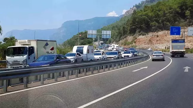 Akyaka'ya Karayolu Kapatıldı, 5 Kilometre Kuyruk Oluştu