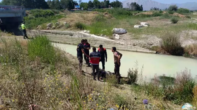 Van'da otomobil su kanalına uçtu: Baba ve bir oğlu hayatını kaybetti