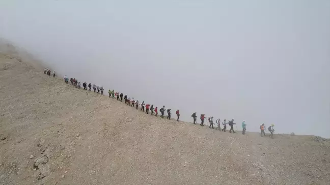 Niğde'de 15 Temmuz Demokrasi ve Milli Birlik Günü etkinlikleri kapsamında dağcılar Aladağlar'da 5 zirveye tırmandı