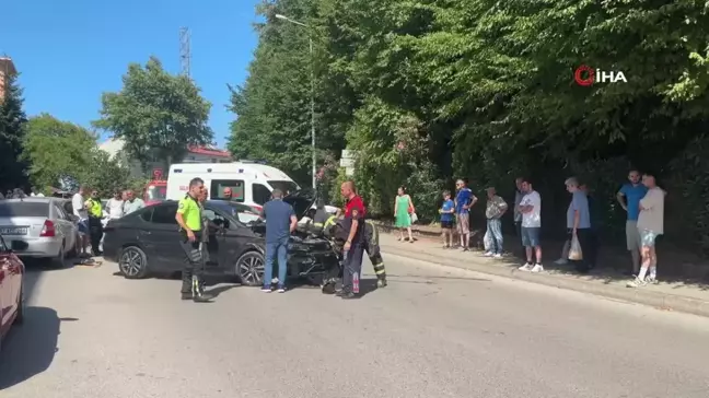 Otomobil ambulansı sollamaya çalışınca kaza yaptı: 1'i çocuk 2 kişi yaralandı