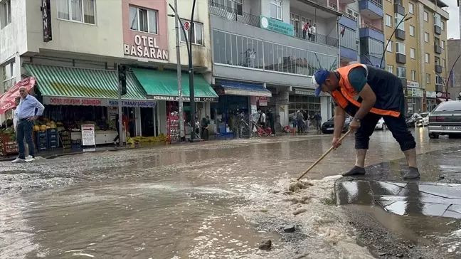 Şebinkarahisar'da Sağanak Yağış Sonucu İş Yerleri Su Altında Kaldı