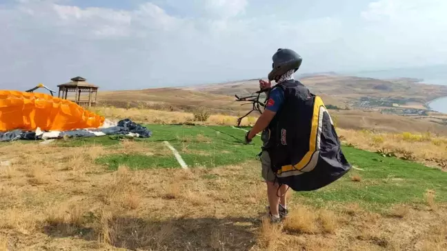 Yamaç Paraşütü Pilotu Şehit Polisin İsmini Dalgalandırdı