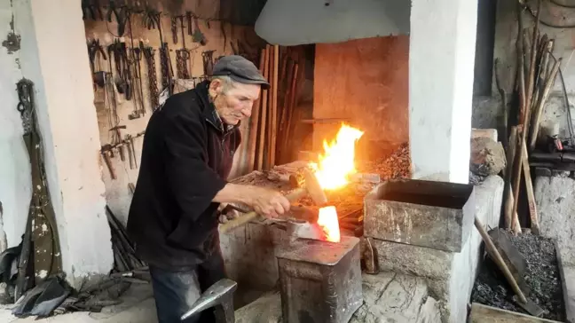 Yozgat'ta 75 yaşındaki demirci ustası mesleğini sürdürmeye devam ediyor