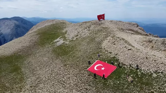 TÜRKAV üyeleri Ilgaz Dağı'nda bayrak etkinliği düzenledi