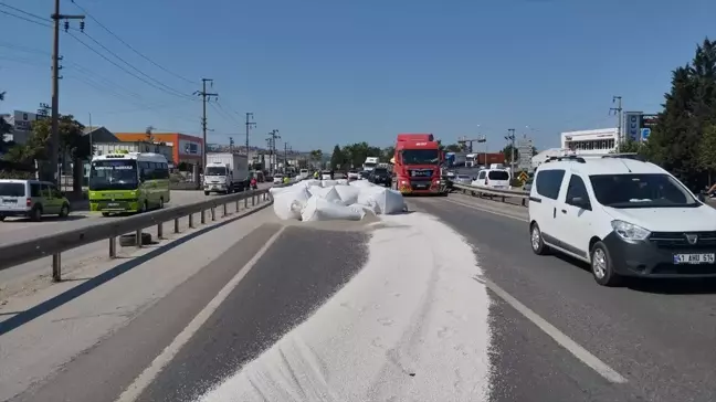 İzmit'te Tırın Dorsesindeki Plastik Ham Madde Yola Döküldü