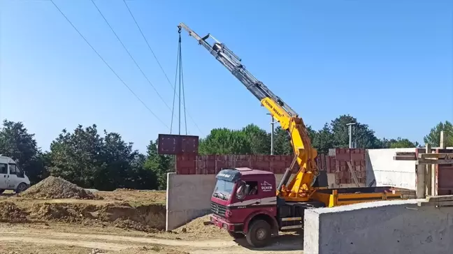 Kandıra'da Beton Santrali İnşaatında Vincin Elektrik Teline Teması Sonucu 2 İşçi Yaralandı