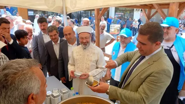 Diyanet İşleri Başkanı ve Düzce Valisi Cuma Namazı Sonrası Vatandaşlara Aşure İkramı Yaptı