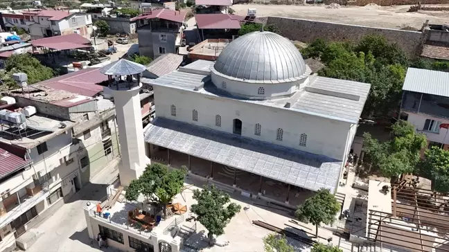 Altınözü ilçesindeki Nezahat Çeçen Camisi restorasyonun ardından ibadete açıldı