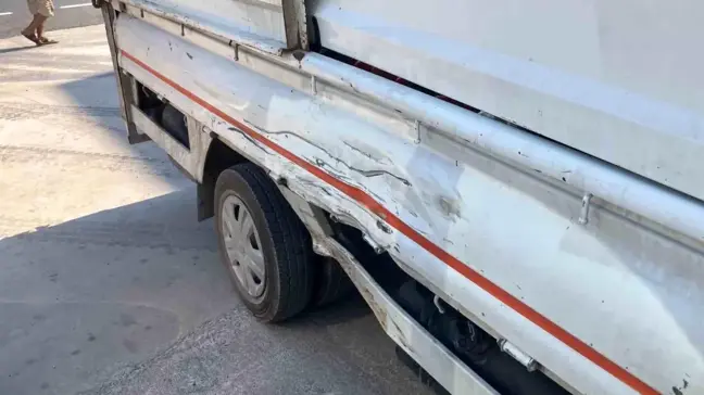 Mersin'de Motosiklet Kamyonete Çarptı: 2 Yaralı