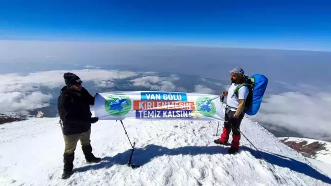 Vadi Doğa Sporları Kulübü Üyeleri Ağrı Dağı'nda Van Gölü'nü Koruma Çağrısı Yaptı