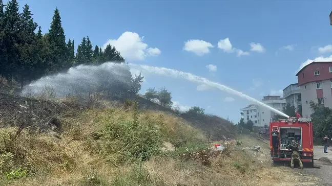 Sancaktepe'de çıkan yangın itfaiye ekipleri tarafından söndürüldü