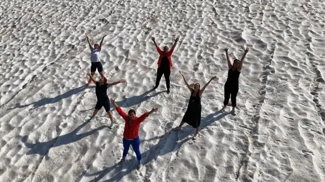 Artvinli Kadınlar Kar Üstünde Yoga Yaptı