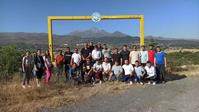 Kayseri Büyükşehir Belediye Başkanı Memduh Büyükkılıç, AK Parti Kayseri İl Gençlik Kolları tarafından düzenlenen yürüyüş programına katıldı