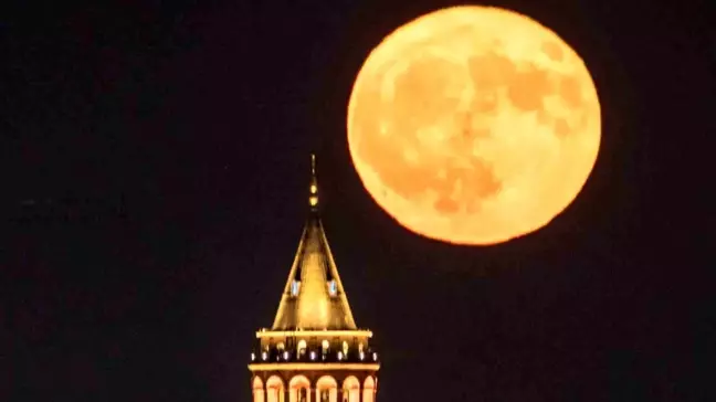 İstanbul'da Galata Kulesi ile birlikte görüntülenen dolunay büyüledi