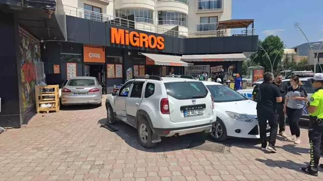 Tokat'ta Kazada Otomobil Market Vitrinine Çarptı